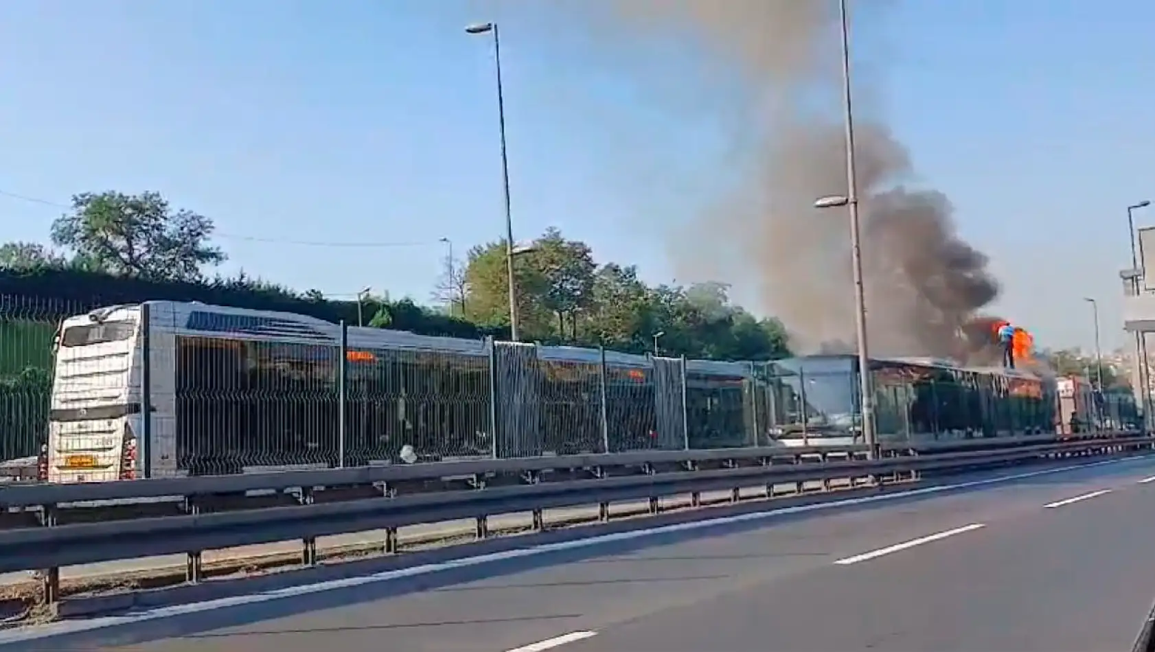 İstanbul'da Metrobüs Yangını! Ölü-Yaralı Var Mı?