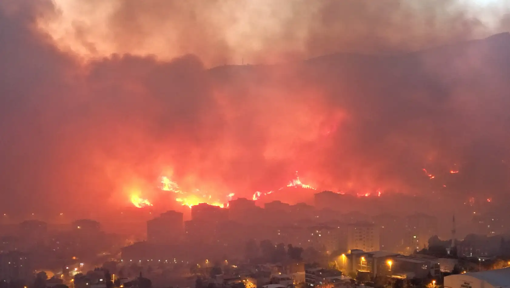 İzmir'de 4 Gündür Devam Eden ve Şehri Cehenneme Çeviren Yangın Kontrol Altına Alındı