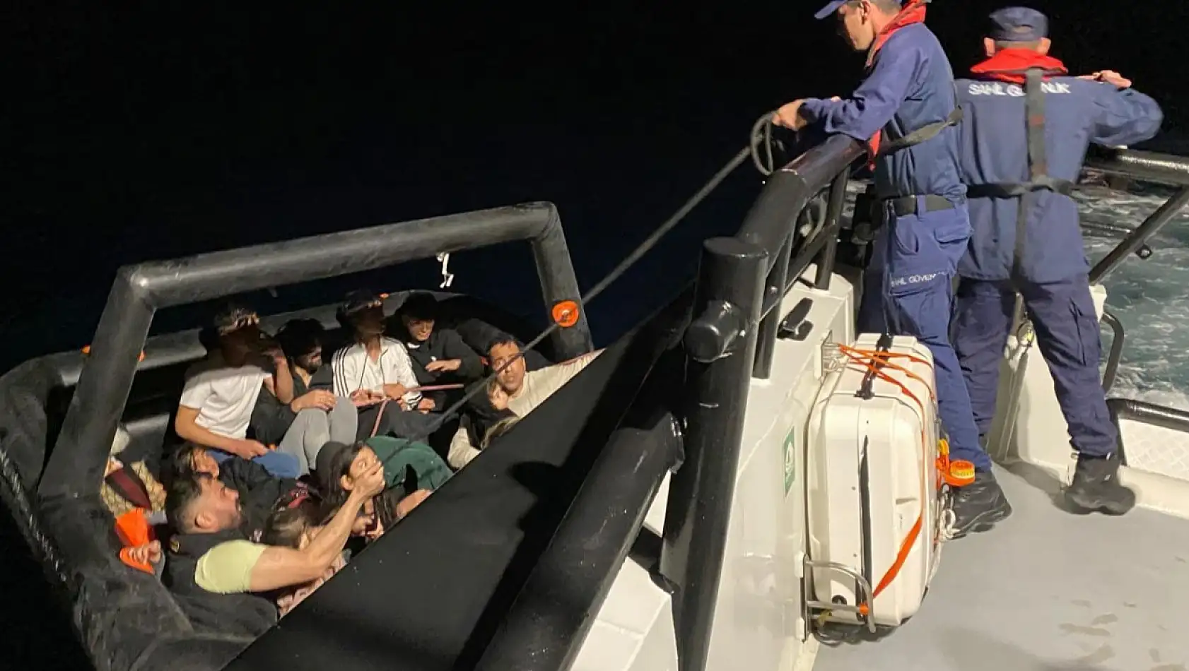 İzmir Sularında Can Pazarı: 20'si Çocuk 47 Göçmen Kurtarıldı