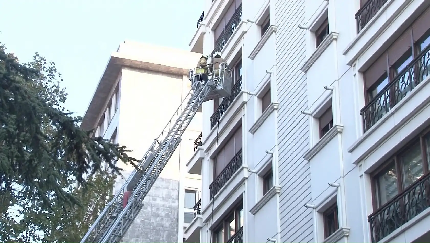 Kadıköy'de 8 Katlı Binada Yangın! 1 Kişi Yaşamını Yitirdi