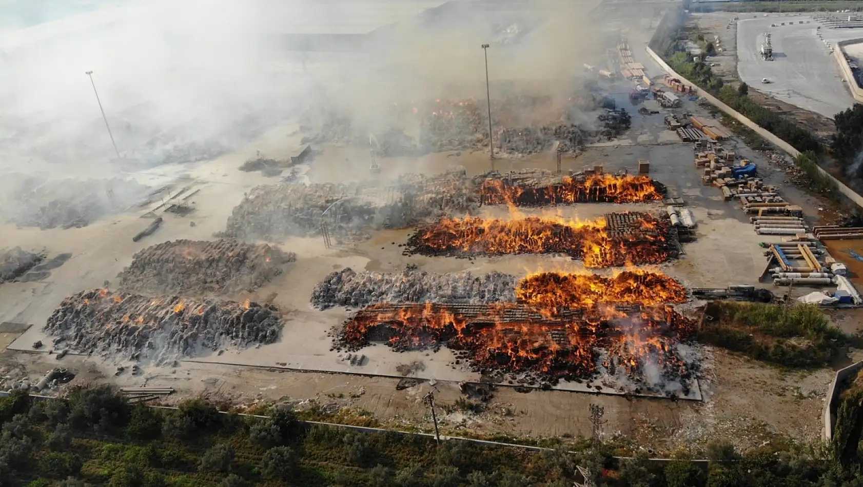 Kağıt Fabrikasında 3 Gündür Söndürülemeyen Yangın Depoya Sıçradı