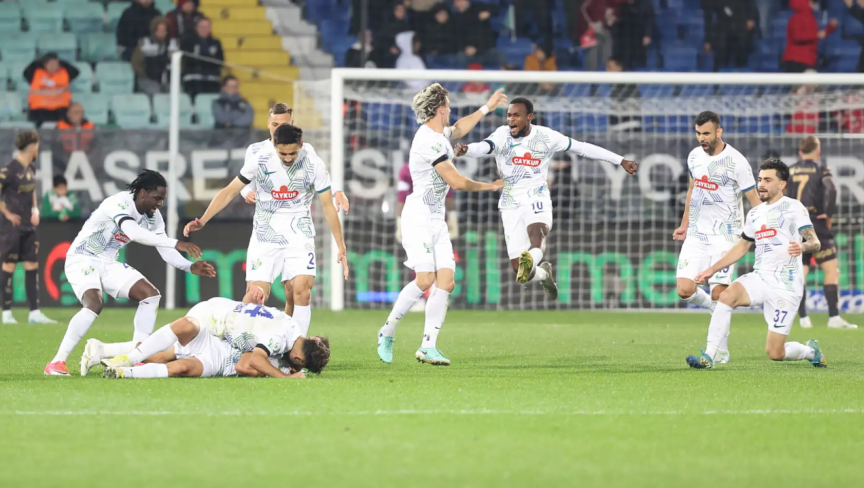 Karadeniz Derbisi Çaykur Rizespor'un! Çaykur Rizespor: 3 - Trabzonspor: 1