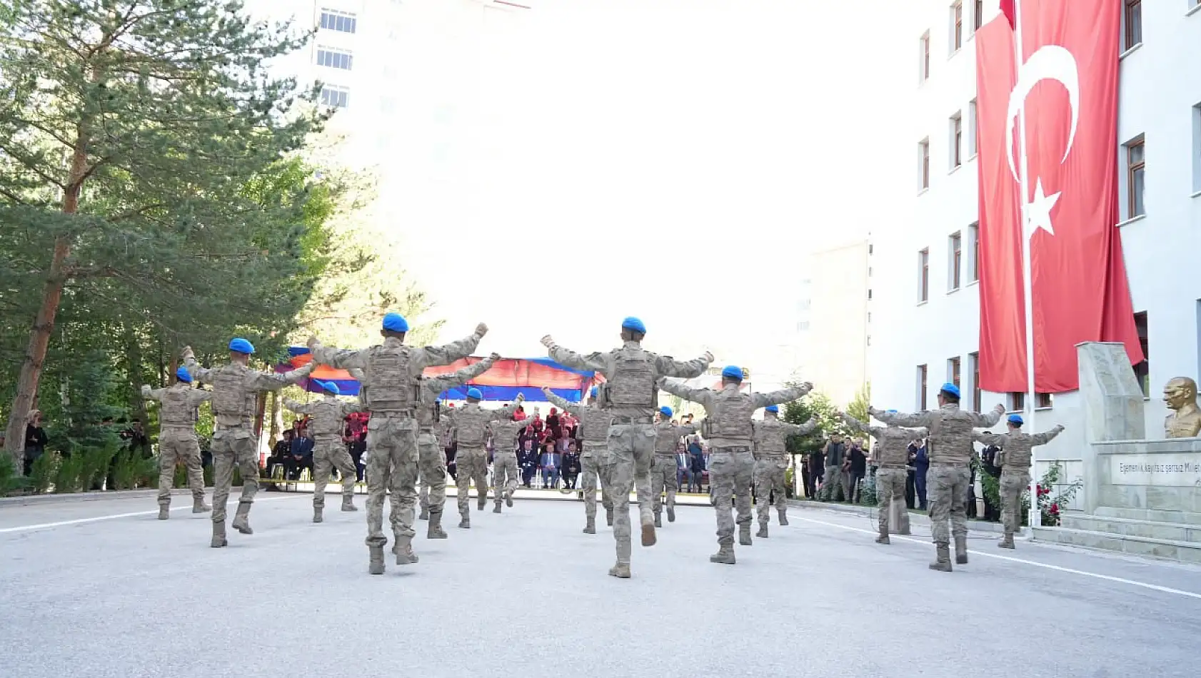 Komandolar, Terörle Mücadeledeki Yeteneklerini Zeybek Oyununda Gösterip Efelere Taş Çıkarttı