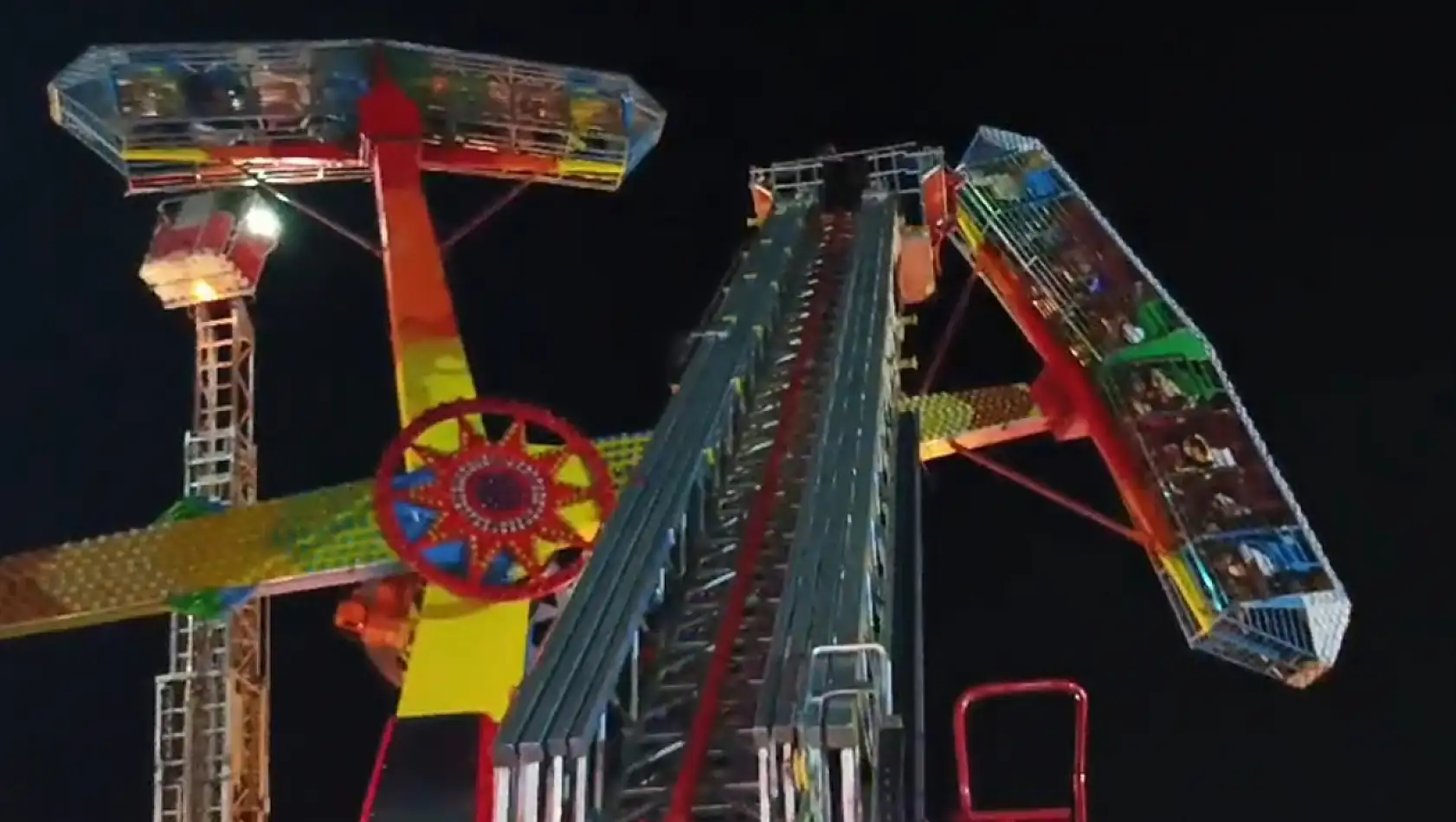 Lunaparkta Korku Dolu Anlar! 1 Saat Baş Aşağı Havada Asılı Kaldılar