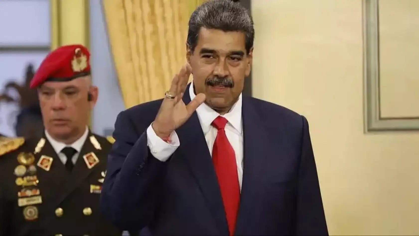 Maduro Canlı Yayında WhatsApp'ı Sildi