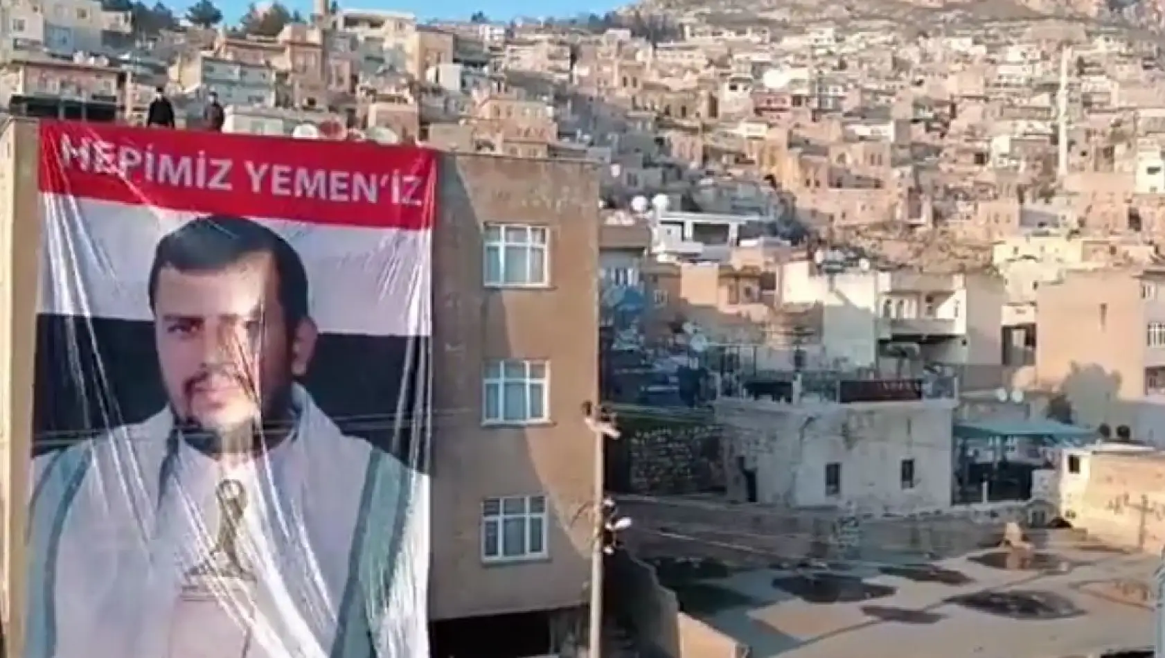 Mardin'de Husilerin Lideri Abdülmelik El-Husi'nin dev posteri asıldı