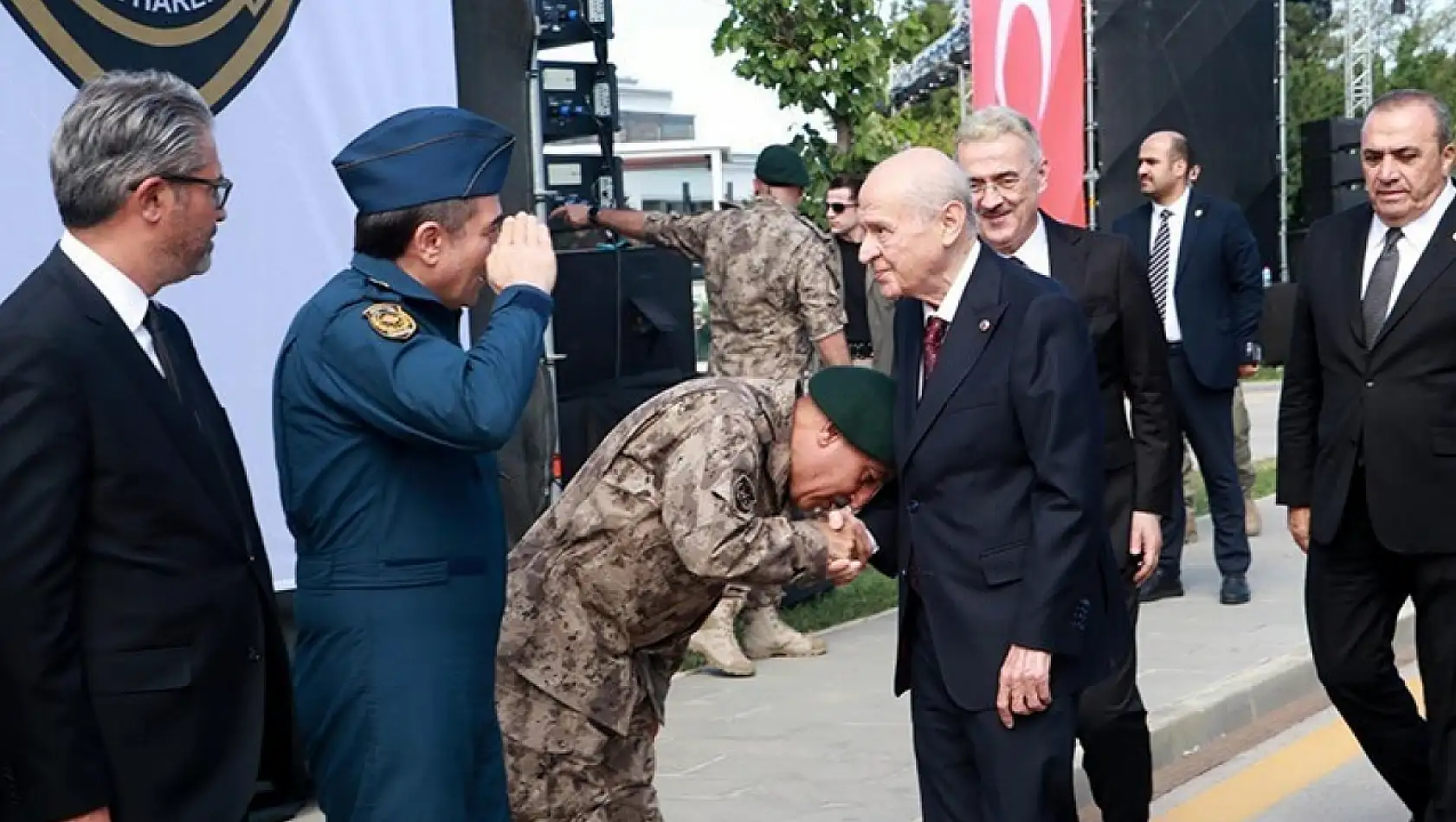 MHP'den Özel Harekat Başkanı Süleyman Karadeniz'in Bahçeli'nin Elini Öpmesine Tepki Gösteren Özgür Özel'e Jet Yanıt!