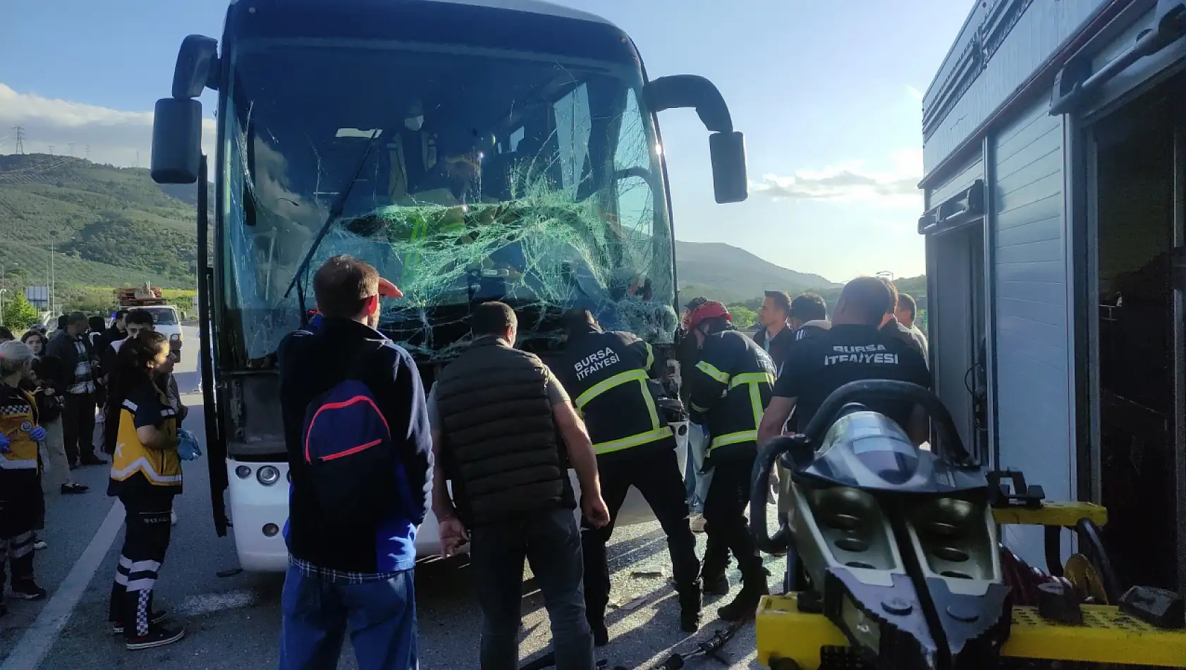 Otobüs Tıra Çarptı, 38 Yolcu Ölümden Döndü