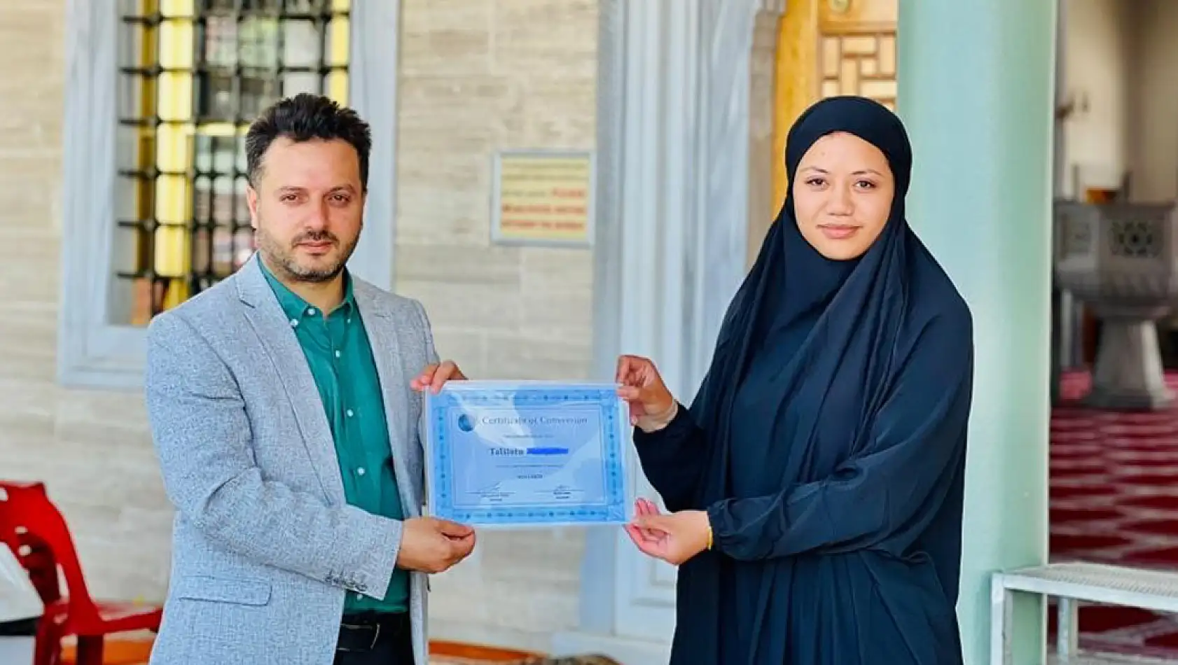 Papazın kızı Auburn Gelibolu Camii'nde Müslüman oldu