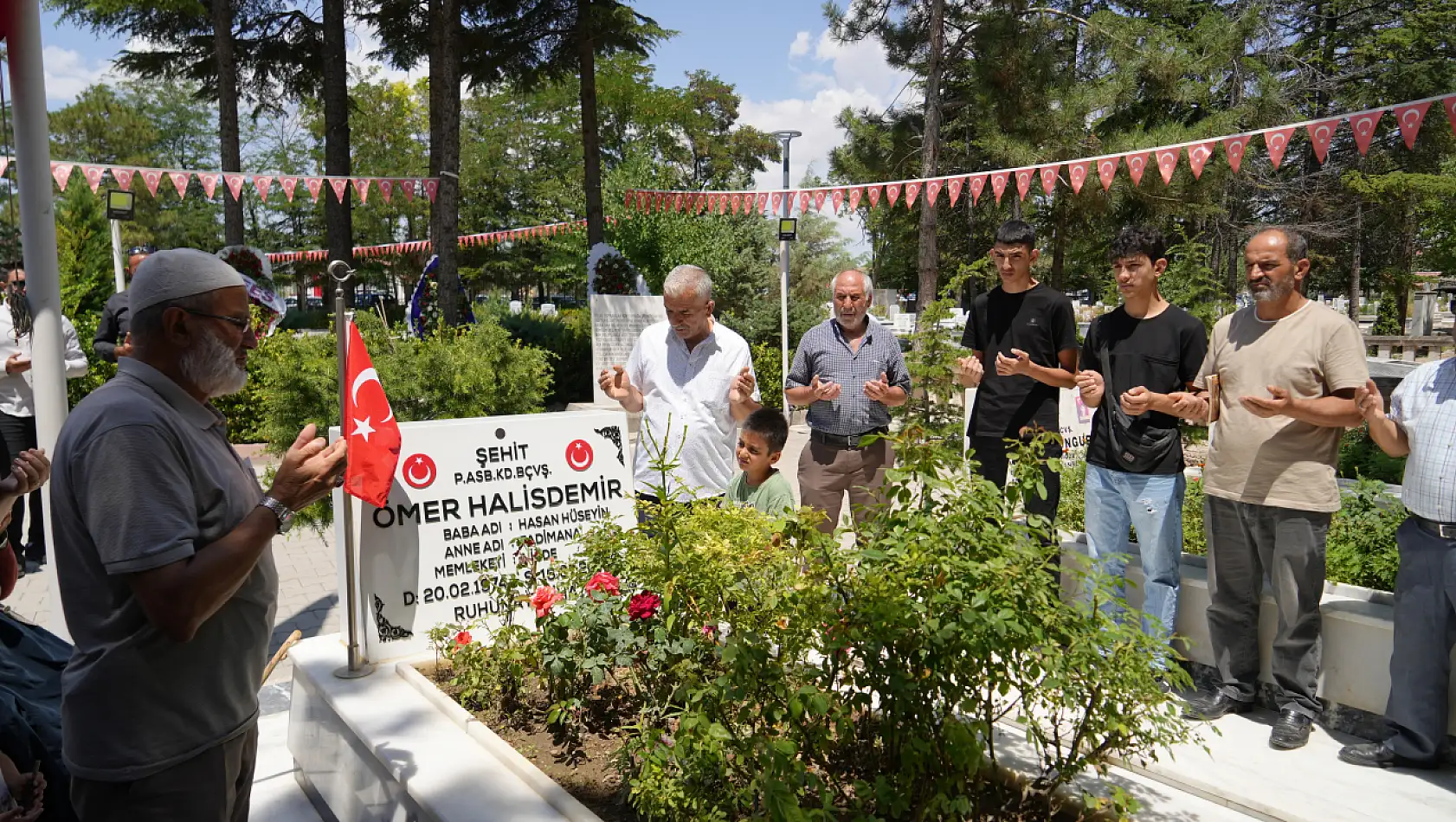 Şehit Ömer Halisdemir'in Kabrine Ziyaretçi Akını