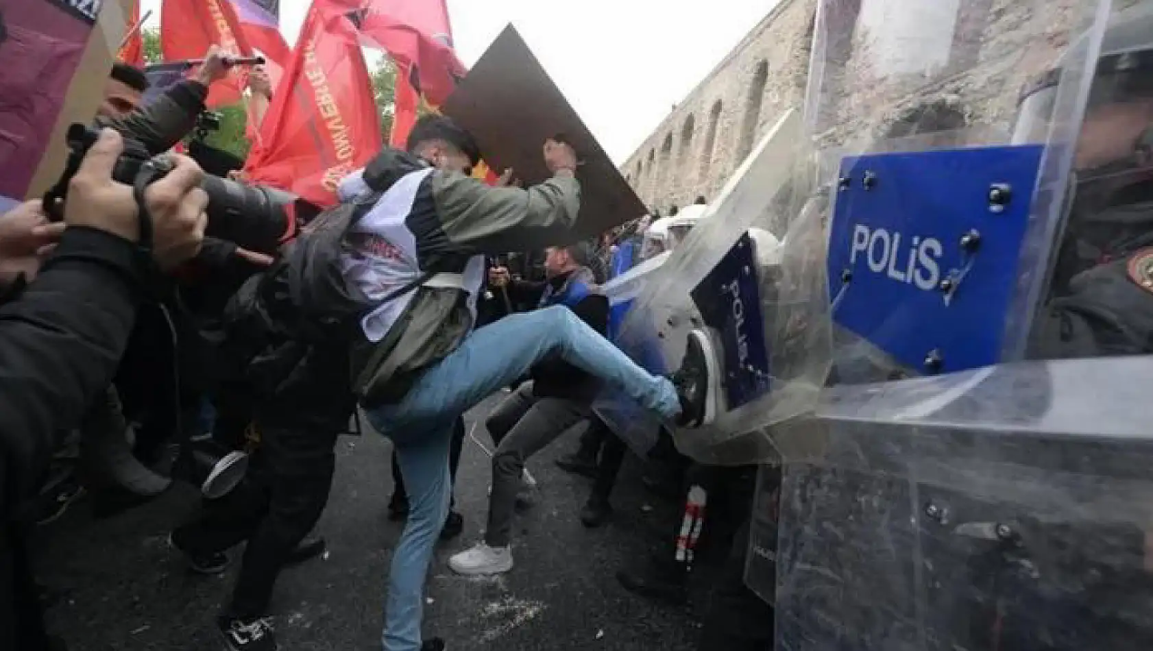 Taksim'de Polise Taş ve Sopa İle Saldıran 29 Kişi Yakalandı