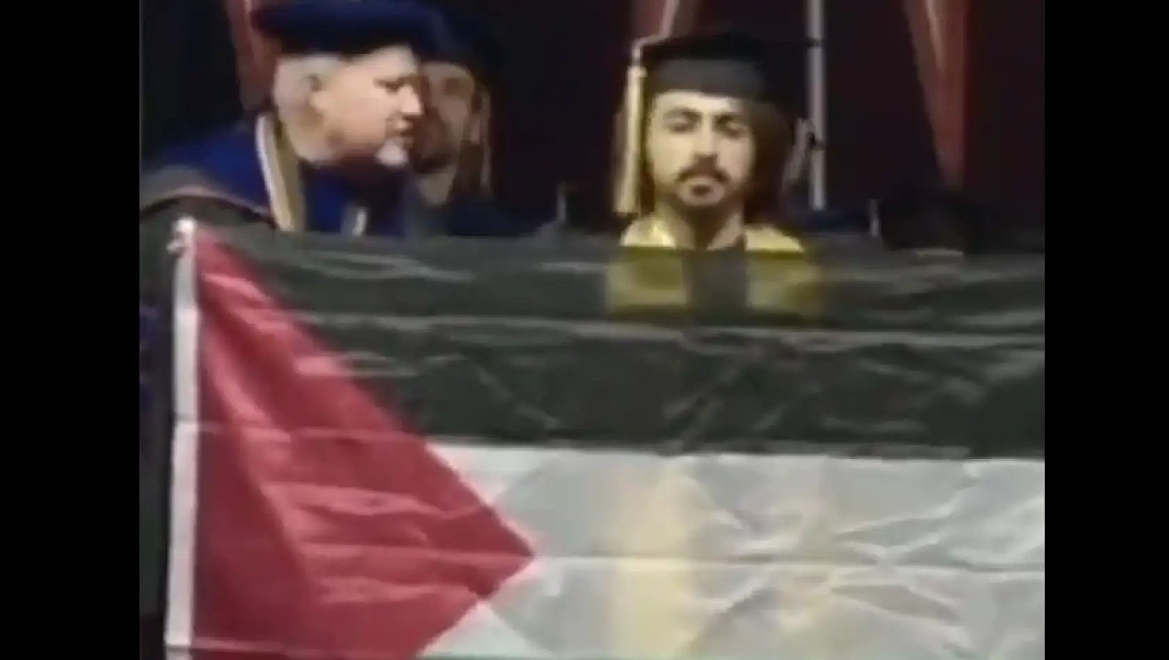 Teksas Üniversitesi Mezuniyet Töreninde Filistin Bayrağı Açıldı