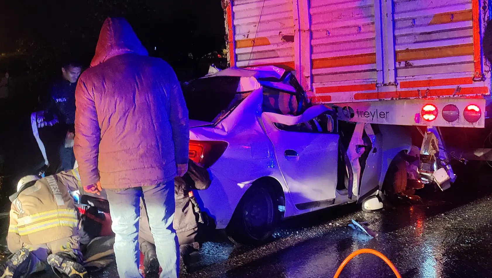 TIR'a Arkadan Çarpan Otomobil Kağıt Gibi Ezildi: 1 Ölü, 2 Yaralı