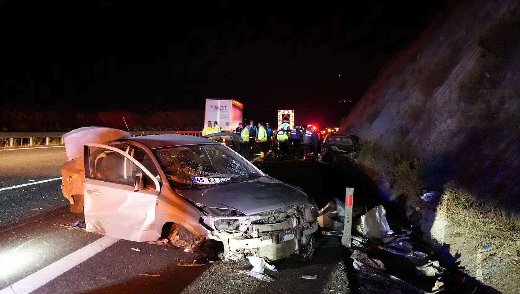 Tırdan Düşen Tomruklar 5 Araca Zarar Verdi: 1 Ölü, 9 Yaralı