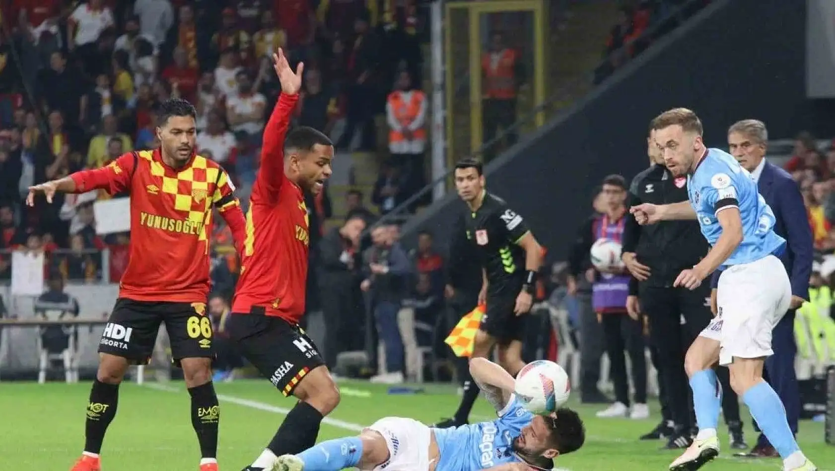 Trabzonspor 10 kişi kalan Göztepe'ye kaybetti!