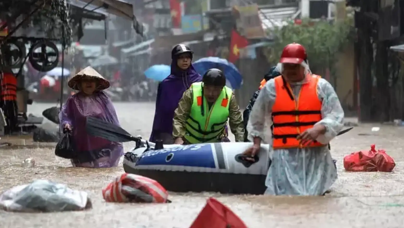 Vietnam'ı Yagi Tayfunu vurdu can kaybı 180'e ulaştı