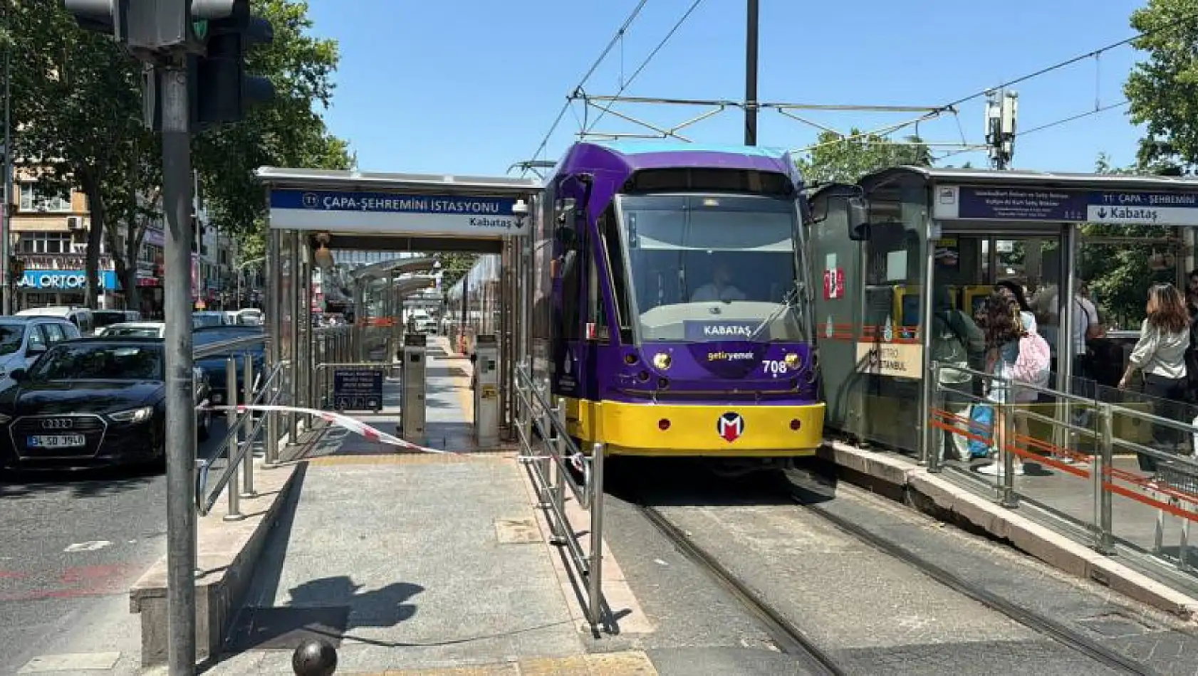 Yıkılma Tehlikesi Olan Bina Tramvay Seferlerini Aksattı