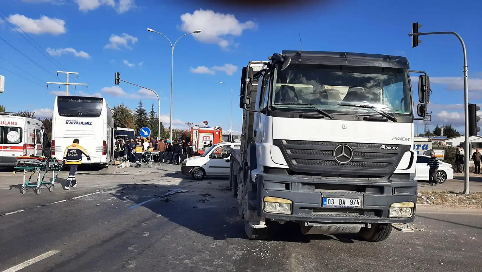 Yolcu Otobüsü ile Kamyon Çarpıştı: 1 Ölü, 19 Yaralı