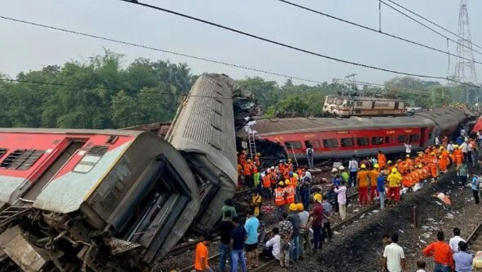 Yolcu Otobüsü İle Tren Çarpıştı: 4 Ölü, 30'dan Fazla Yaralı