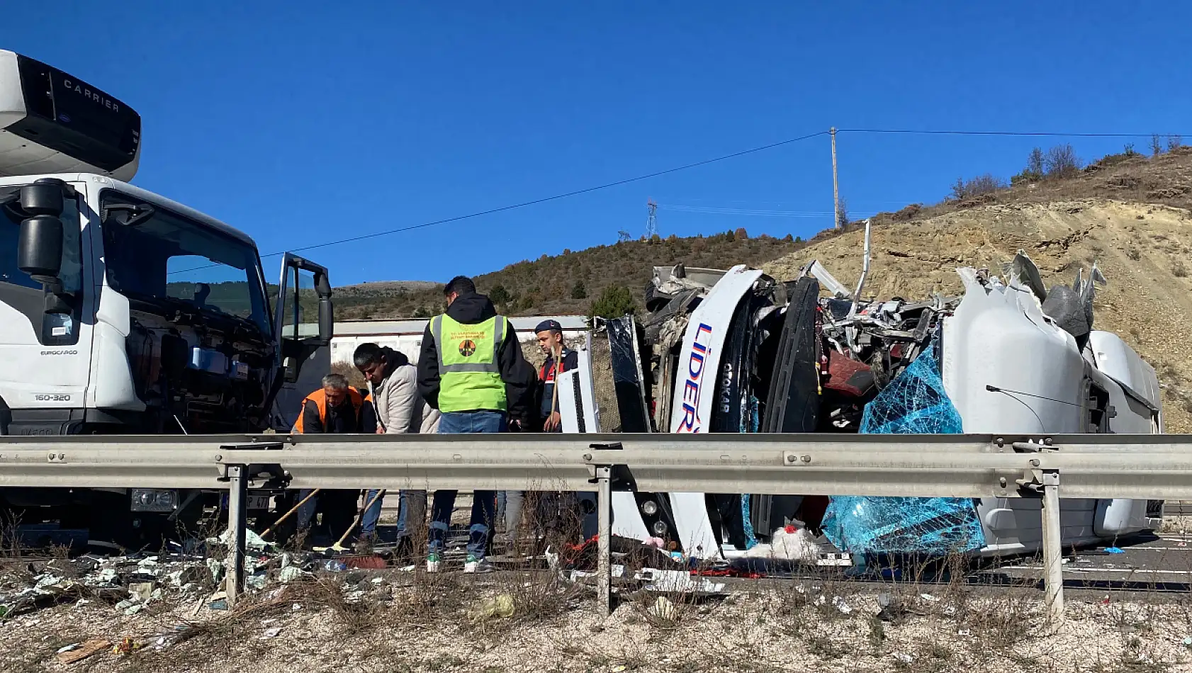 Yolcuları Taşıyan Araç Zincirleme Kazaya Karıştı: 1'i Ağır 14 Yaralı