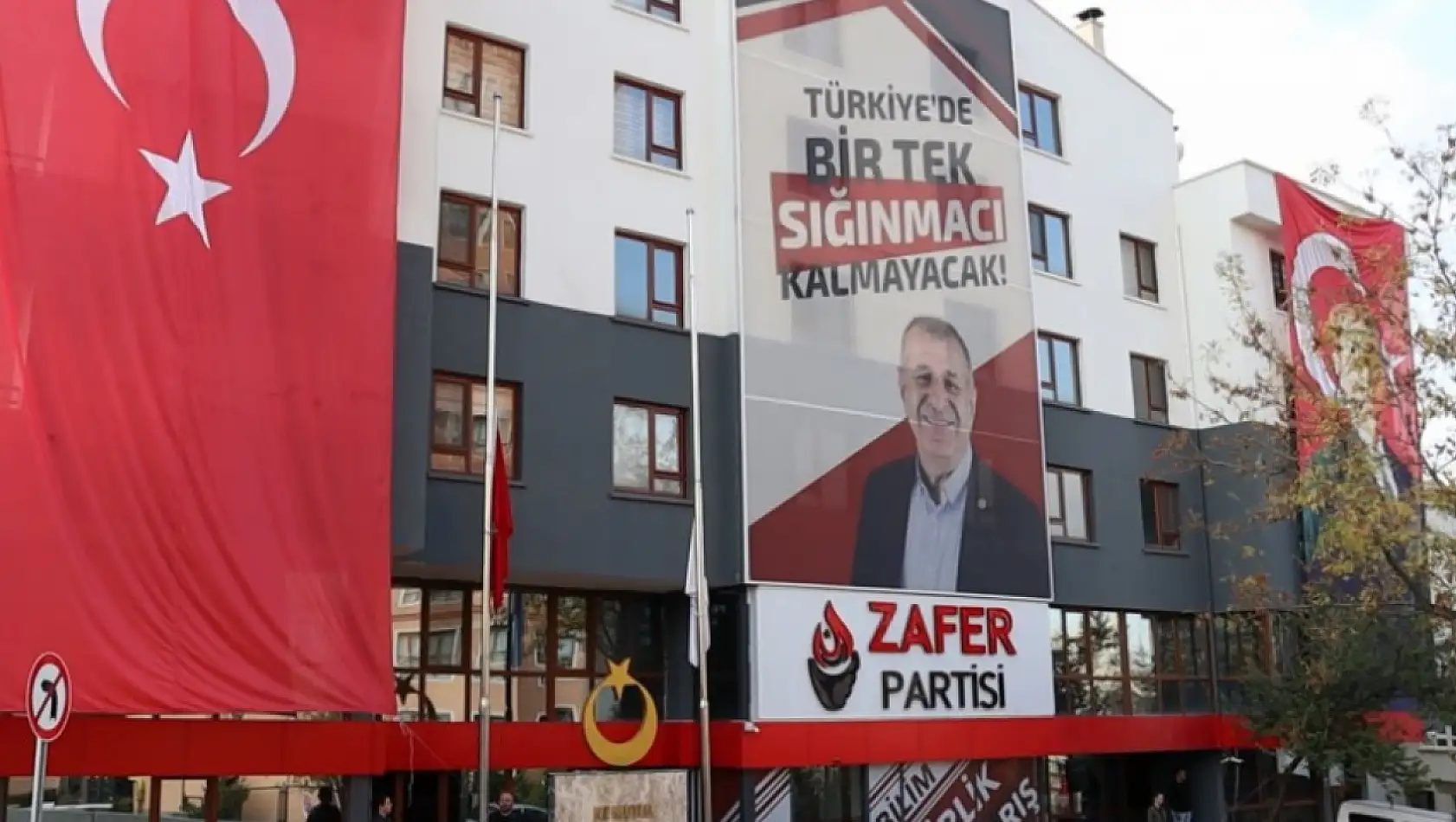 Zafer Partisi Sadece O Tarihte Bayrağı Yarıya İndirmiş!