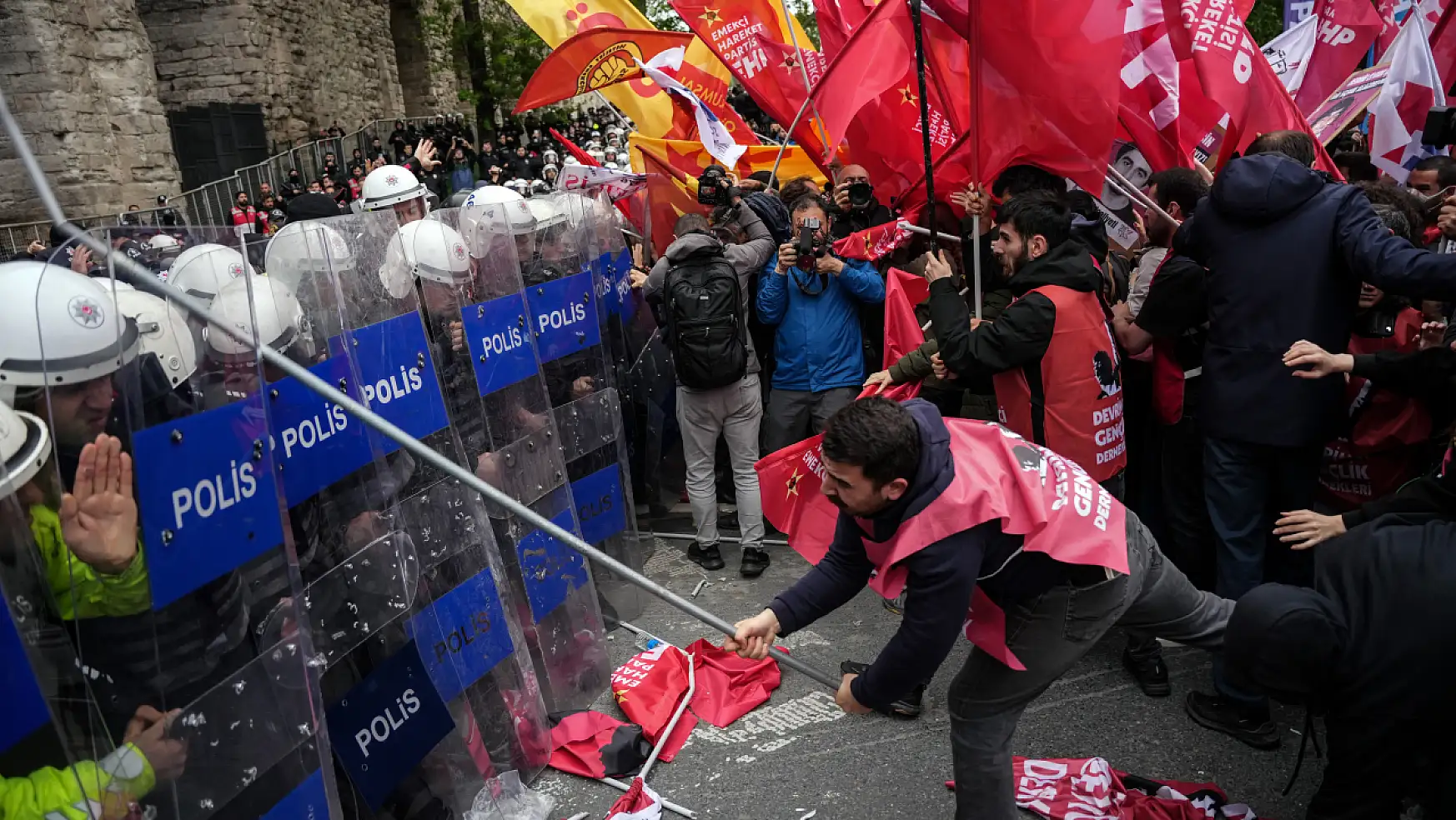 1 Mayıs Gösterilerinde Polise Saldıran 27 Kişi Tutuklandı