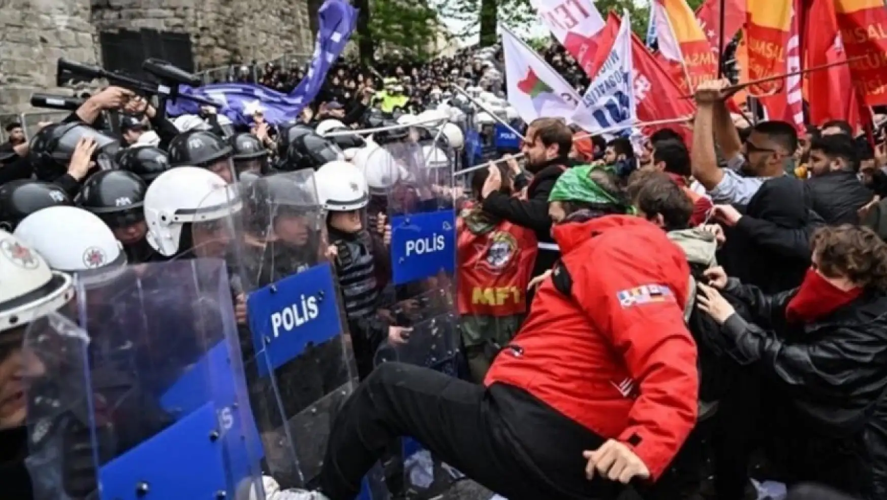 1 Mayıs'ta Polise Saldırıp Gözaltına Alınanlar Adliyeye Sevk Edildi