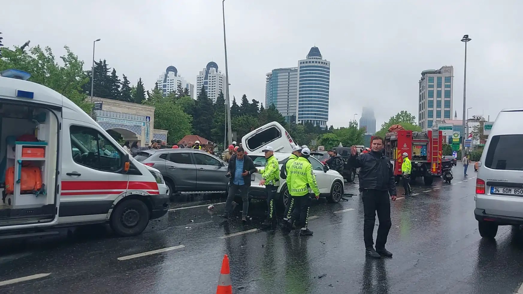 İstanbul'da Zincirleme Kaza! Çok Sayıda Ambulans, İtfaiye ve Polis Ekibi Görevlendirildi