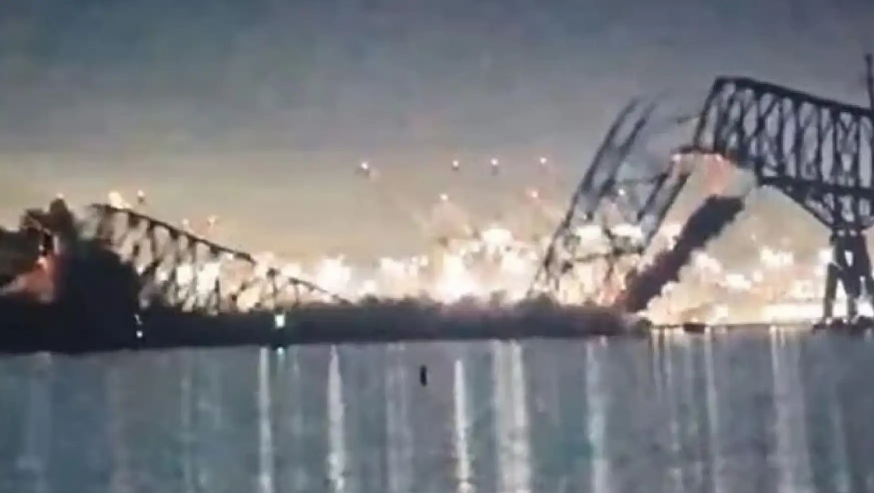 ABD'de Konteyner Gemisi Köprüyü Yıktı! Araçlar Suya Düştü