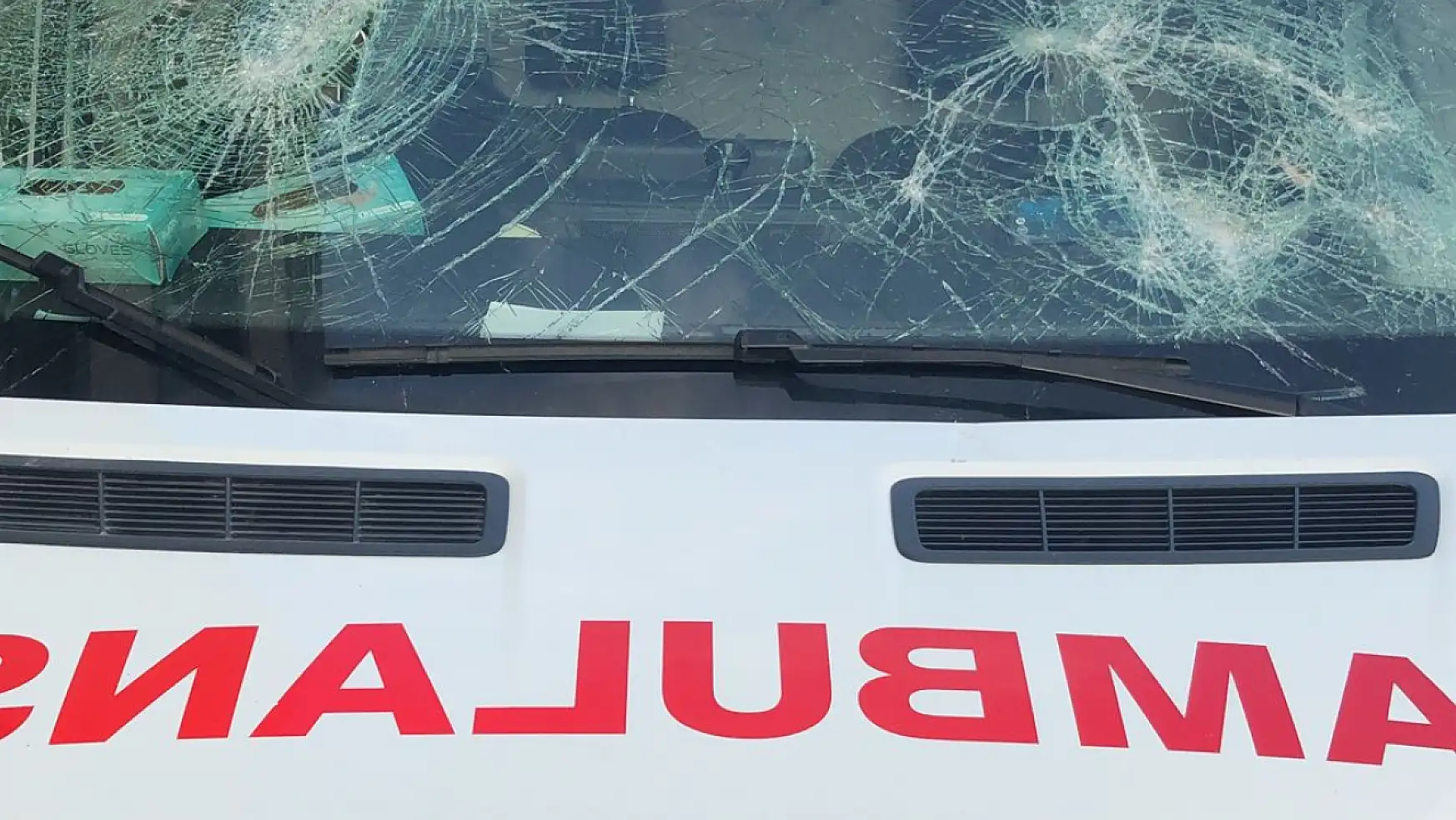 Adana'da Bir Şahıs 'Geç Geldiniz' Diyerek Ambulansa Saldırdı