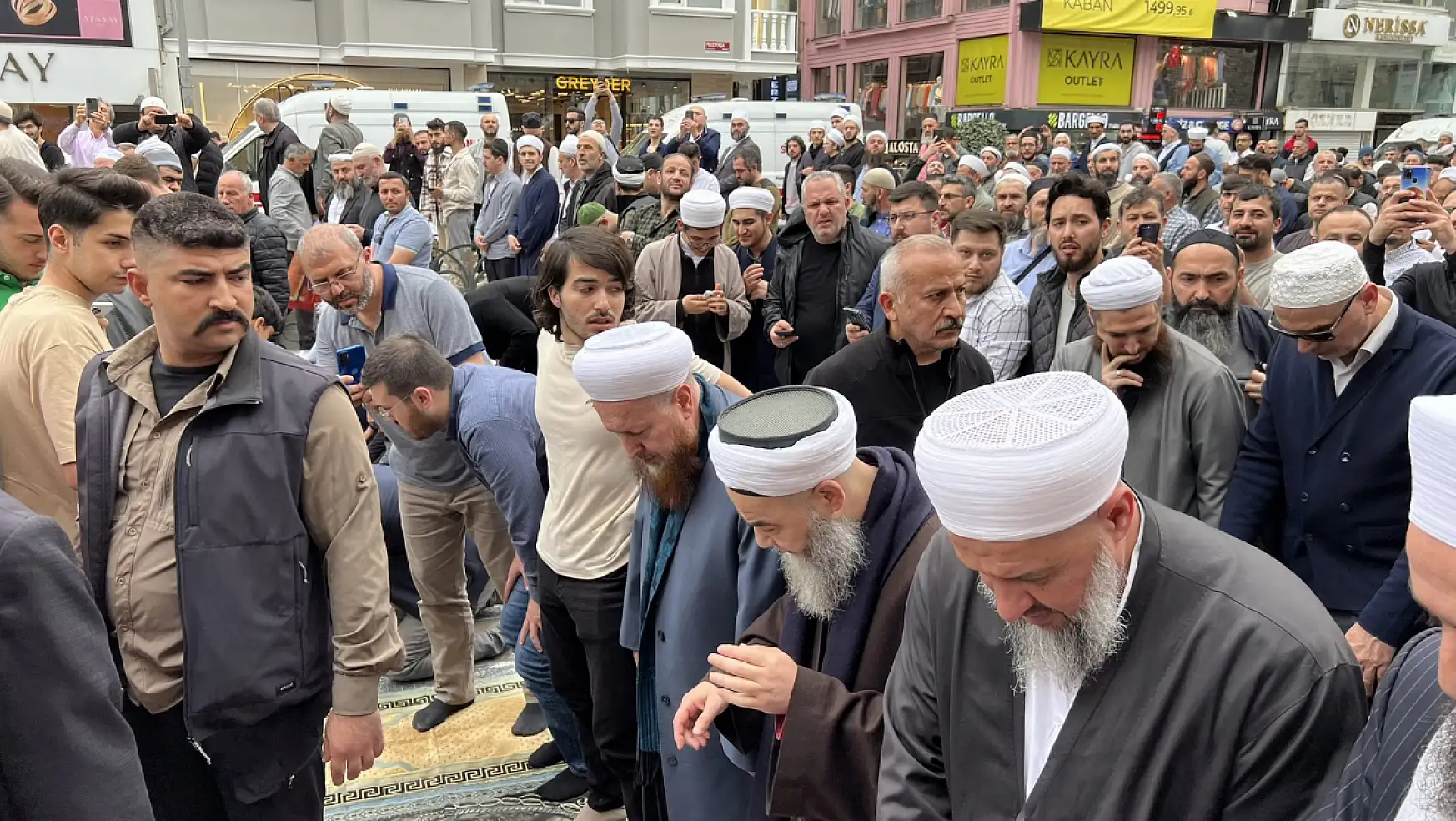 Cübbeli Ahmet Hoca, Hasan Efendi'nin Cenazesine Katıldı, Namazı Cami Dışında Kıldı