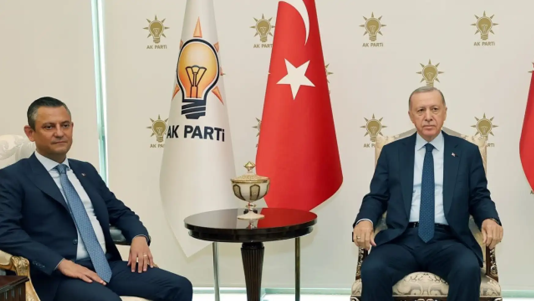 Cumhurbaşkanı Erdoğan İle CHP Lideri Özel'in Görüşmesinde Neler Yaşandı?