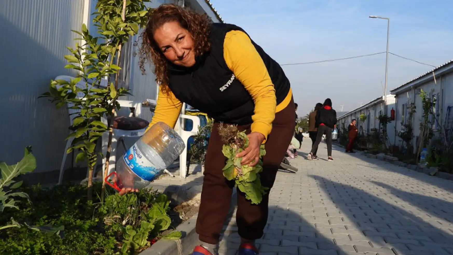 Depremin acısını yaşayan kadınlar sokakları yeşile çevirdi