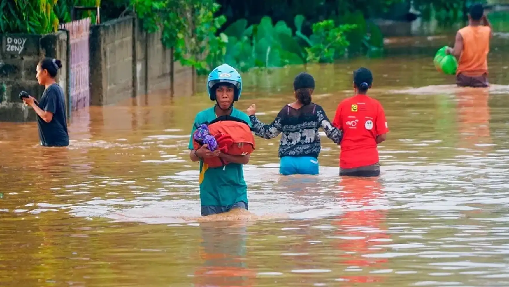 Endonezya'da Sel 20 Bin Evi Yuttu