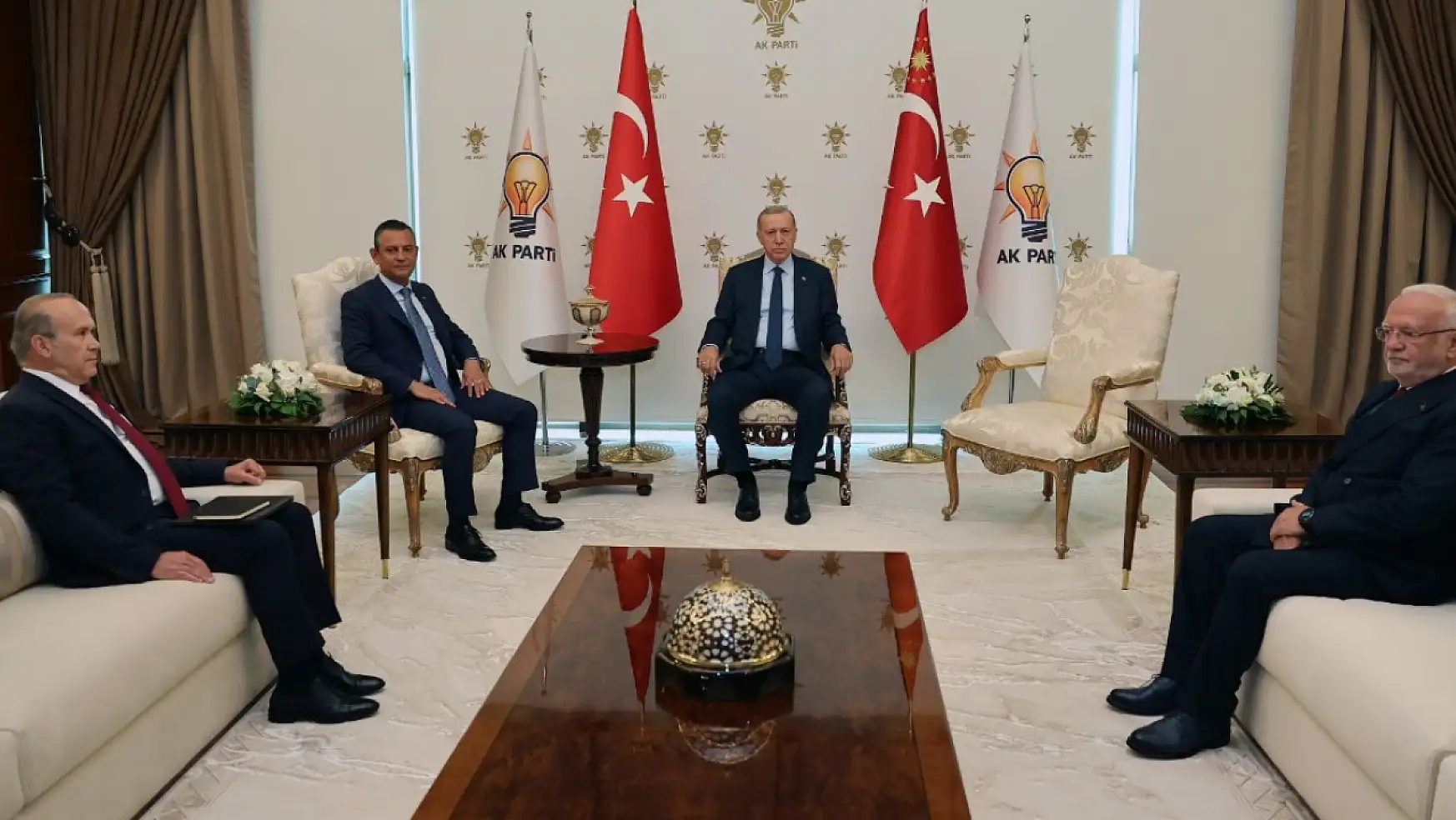 Erdoğan-Özel Görüşmesindeki Boş Koltuk Ne Anlama Geliyor?