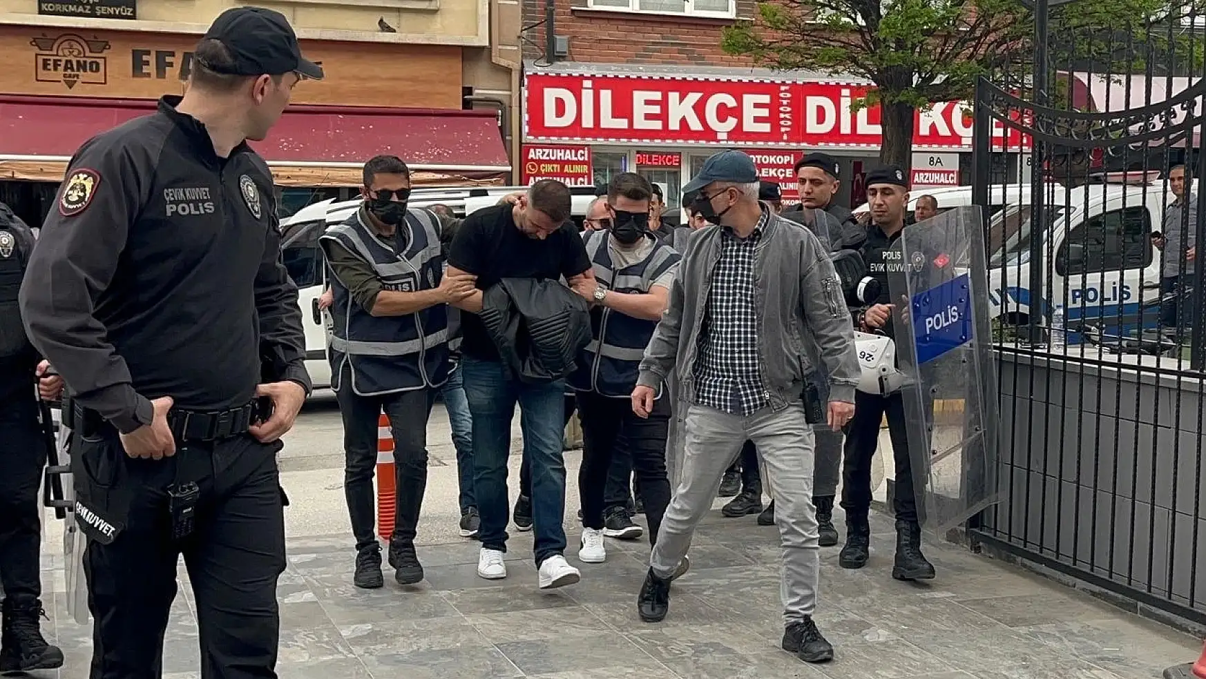 Eskişehir'de Kelime-i Tevhid Bayrağı Taşıyan Kişiye Saldıran Kişi Gözaltına Alındı