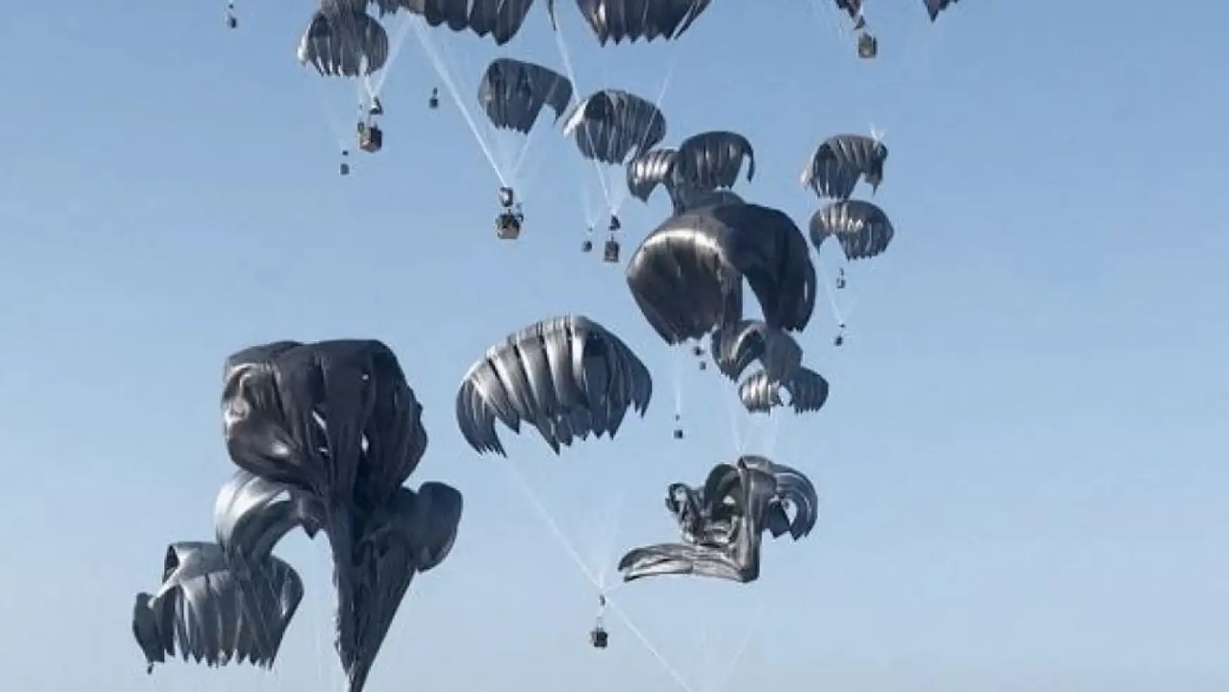 Gazze'ye Havadan Atılan Yardımlarda Kullanılan Paraşütler Çadır Yapılıyor