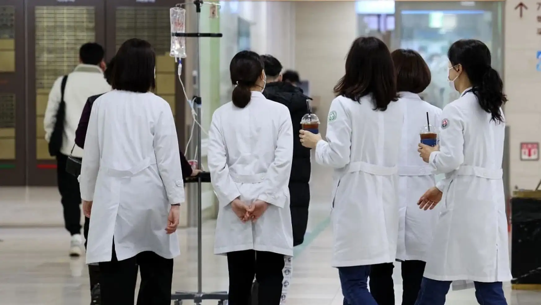 Güney Kore'de Doktorlar'dan Sonra Şimdide Profesörler İstifa Ediyor