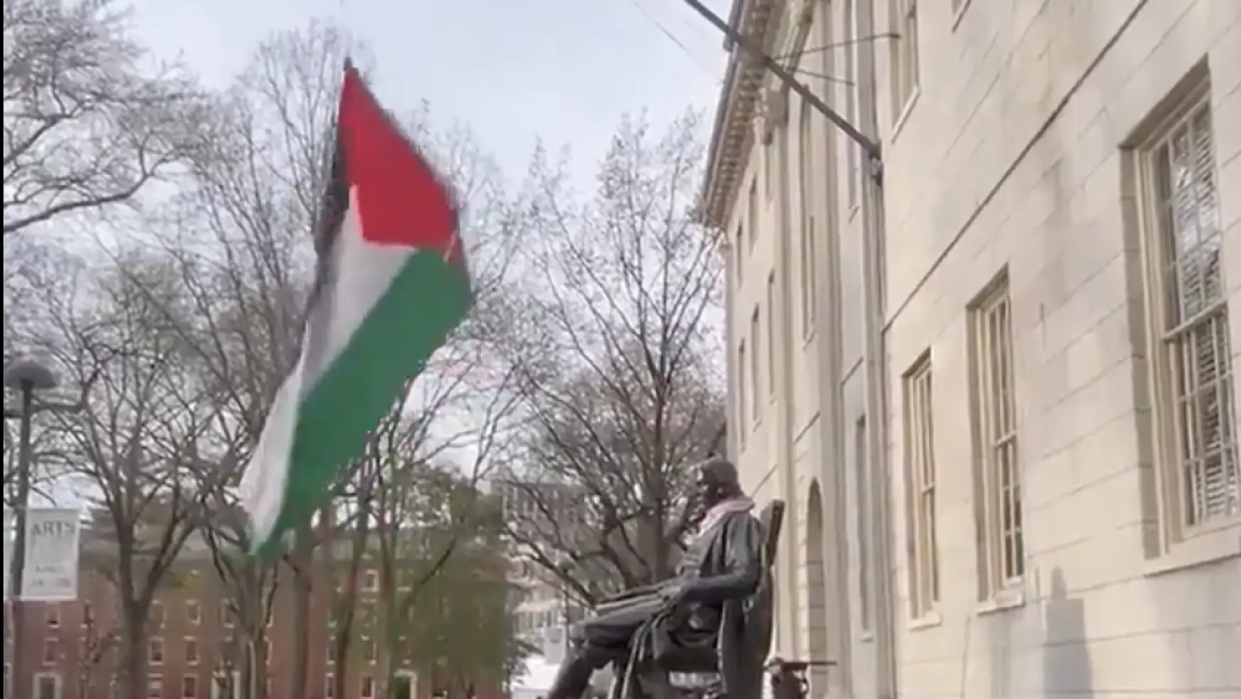 Harvard Üniversitesi'nde Amerikan Bayrağı Yerine Filistin Bayrağı Çekildi