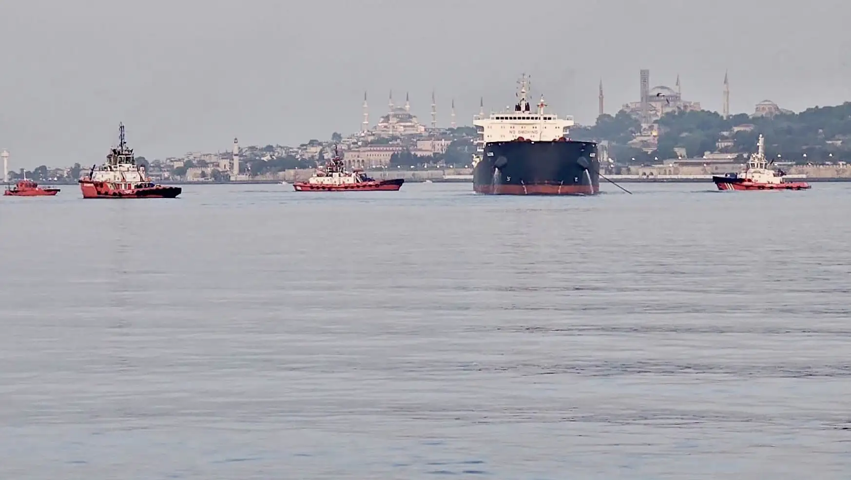 İstanbul Boğazı'nda Gemi Karaya Oturdu, Gemi Trafiği Durdu