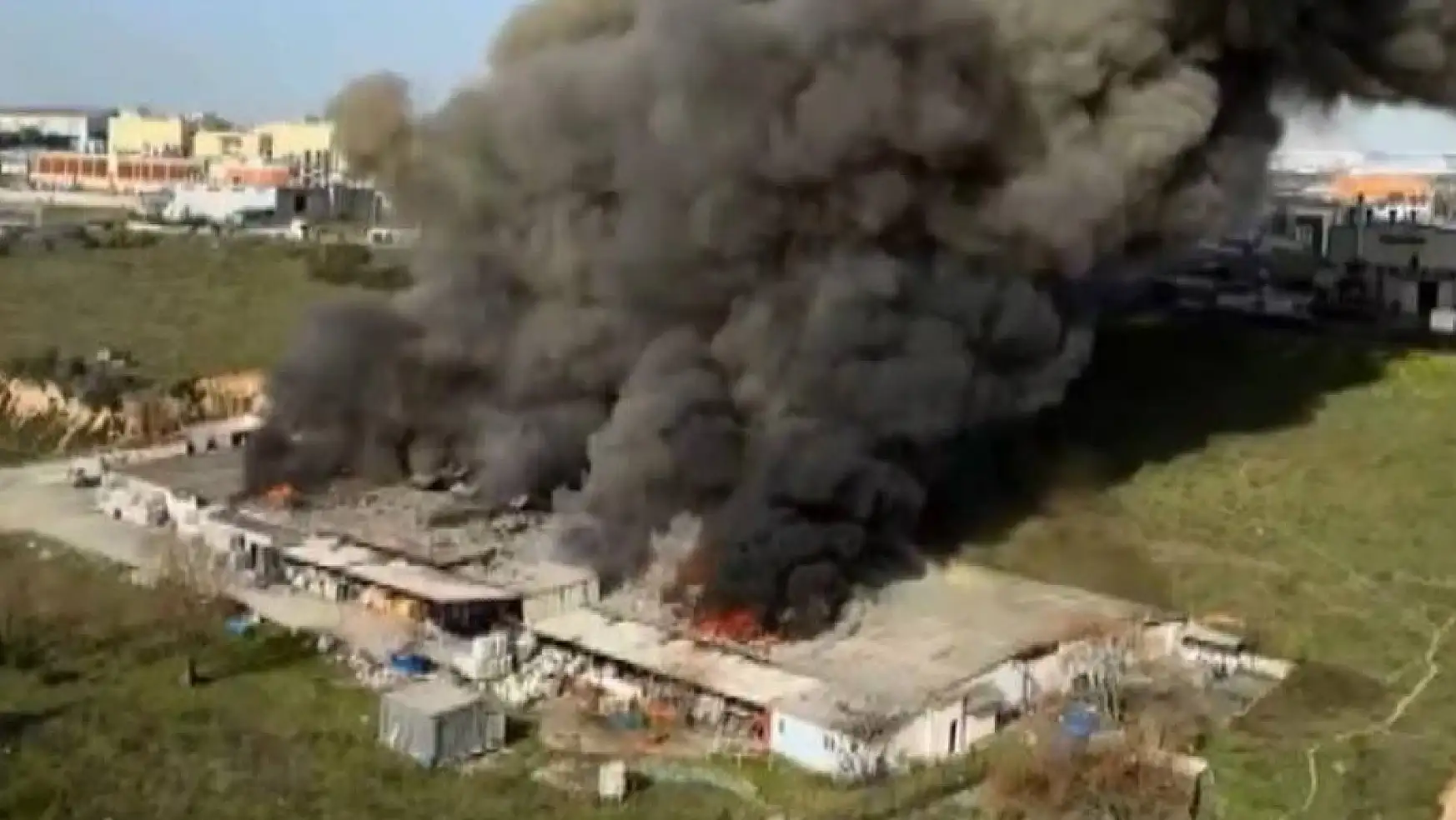 İstanbul'da Fabrika Yangını, Çevre İlçelerden Ekip Sevk Edildi