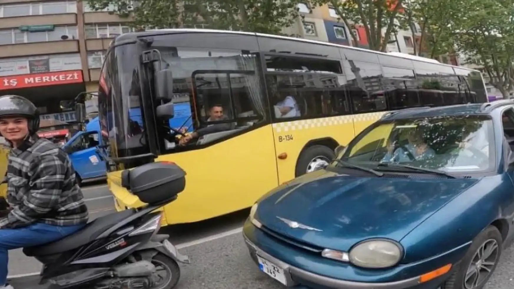 İstanbul'da Trafikte Güldüren Kaza: Motosikletiye Çarpan Kişi Annesi Çıktı