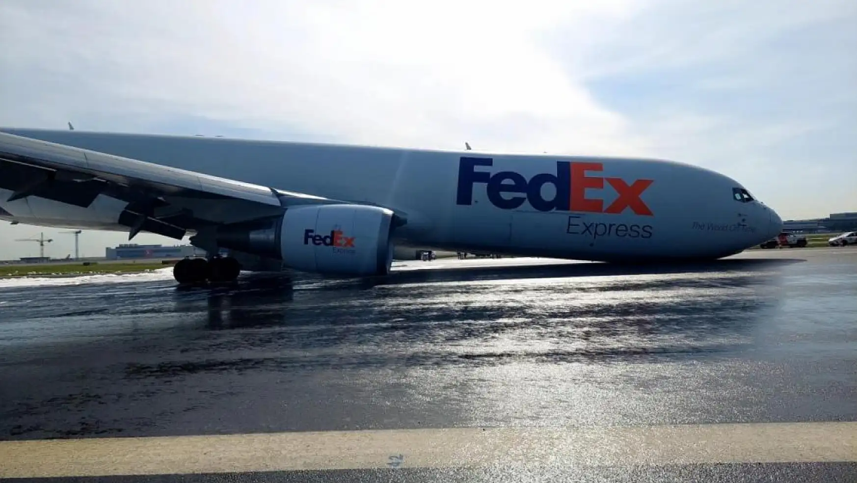 İstanbul Havalimanında Korku Dolu Anlar! Kargo Uçağı Gövdesi Üzerine İniş Yaptı