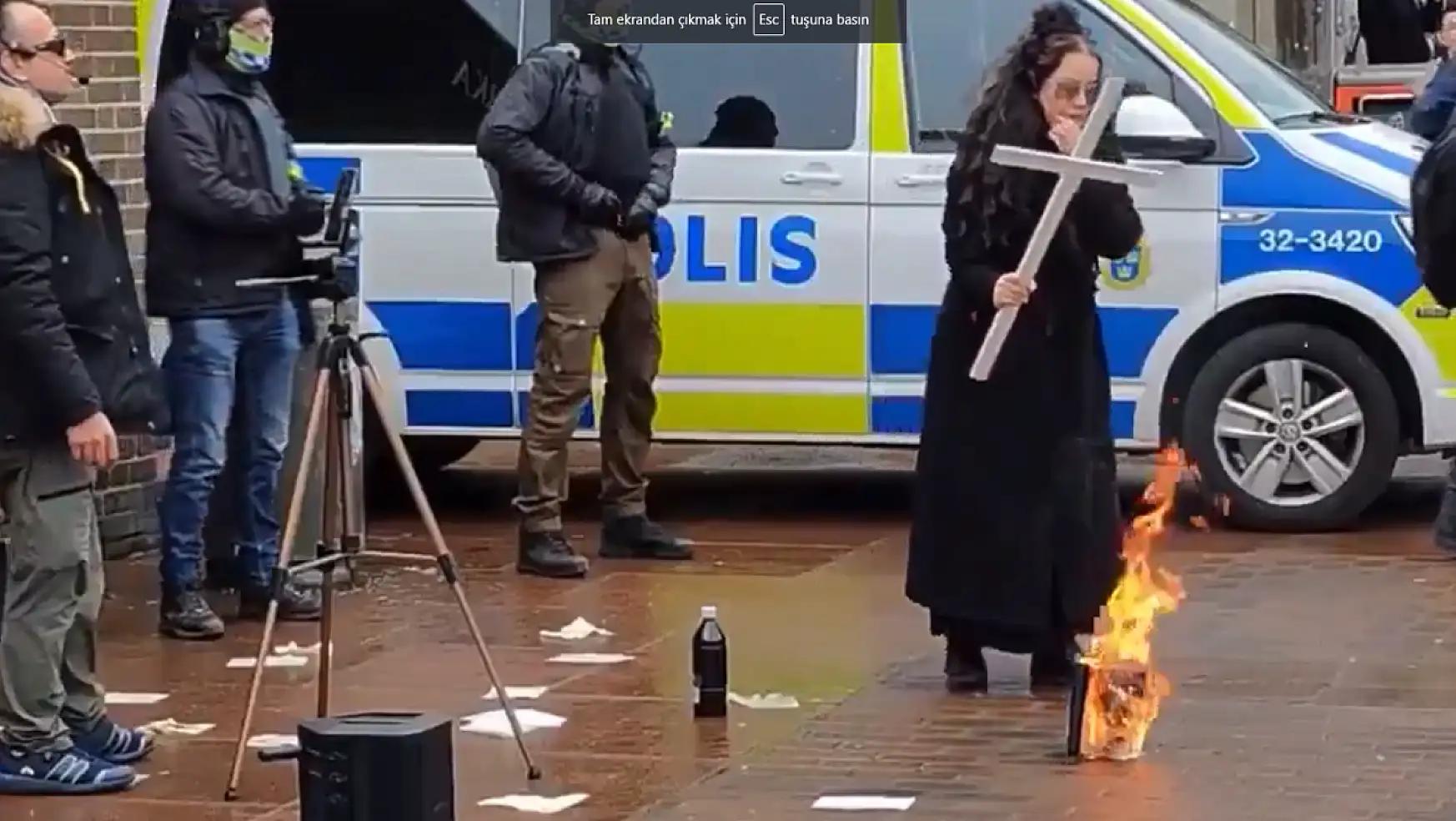 İsveç'te Bir Kadın Polis Koruması Eşliğinde Kur'an-ı Kerim yaktı