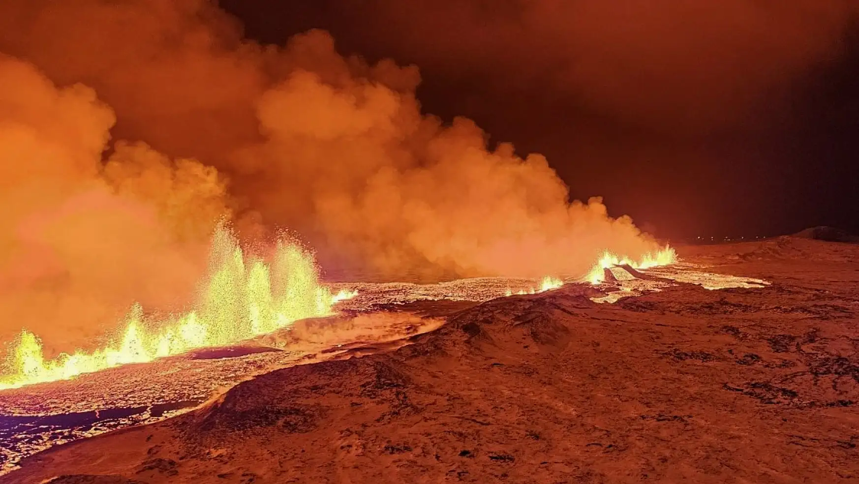 İzlanda'da yanardağ faaliyete geçti