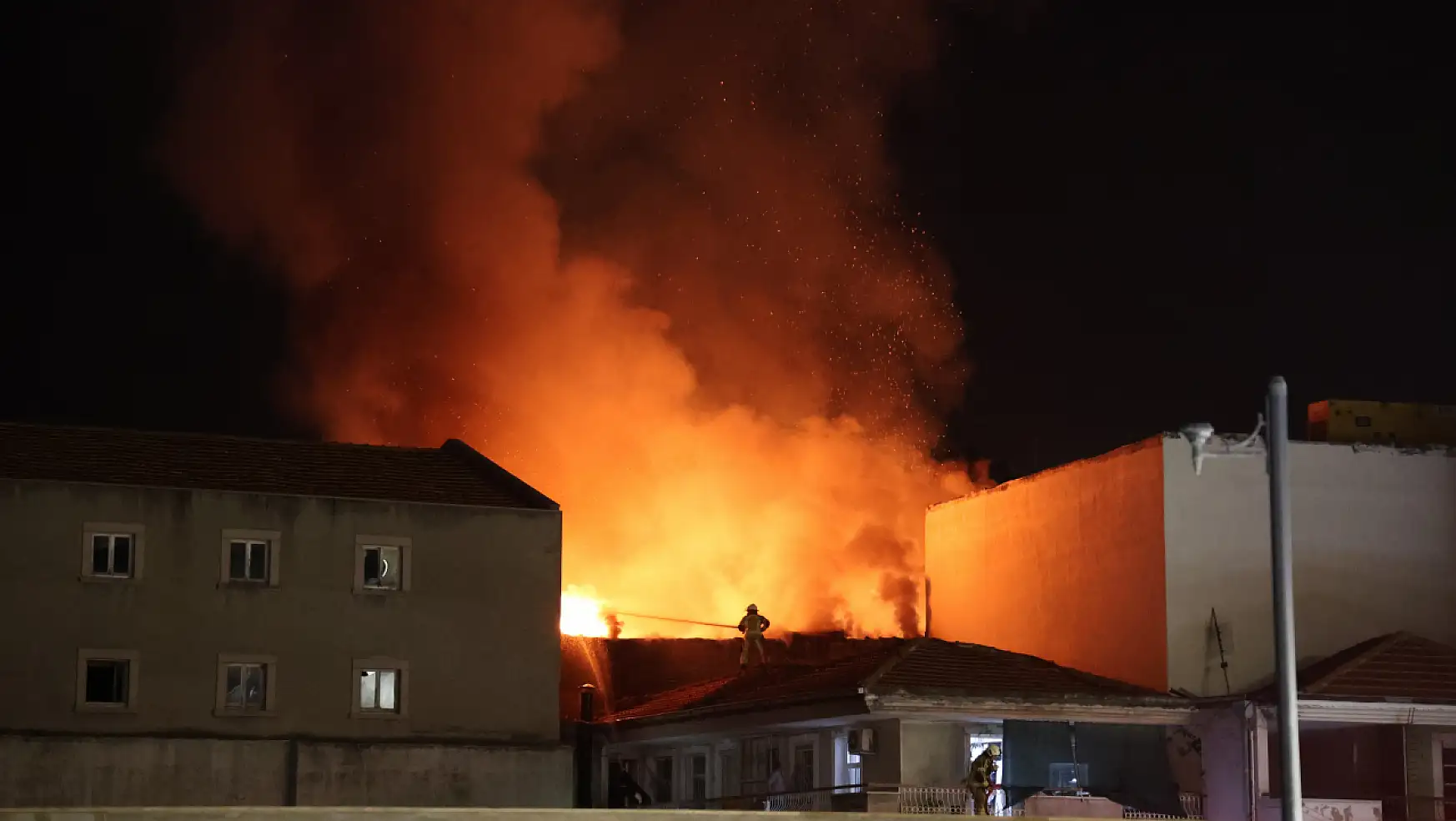 İzmir'de Kemeraltı Çarşısında Büyük Yangın!