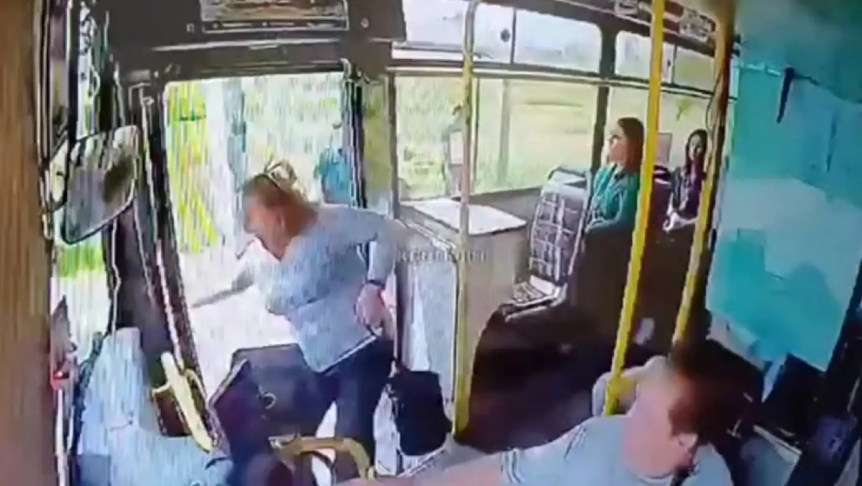 Kapısı Açık İlerleyen Yolcu Otobüsünden Düşen Kadın Ölümle Pençeleşiyor