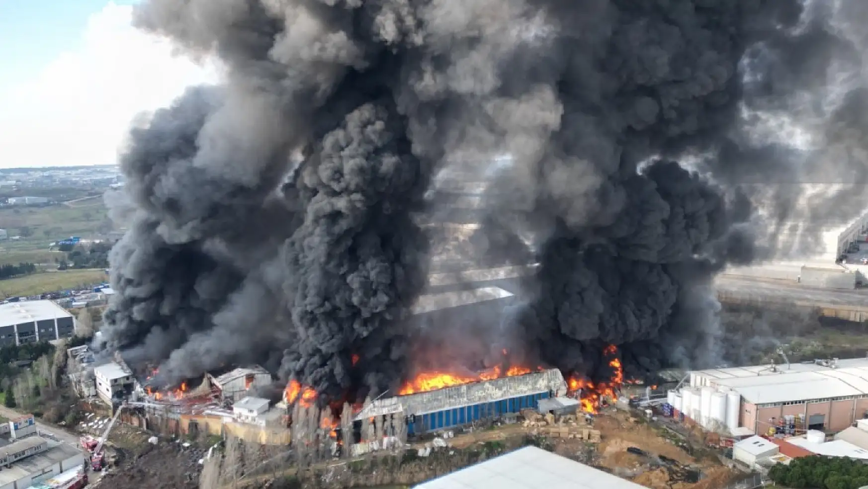 Kocaeli'de Fabrika Yangını AFAD da Müdahale Ediyor