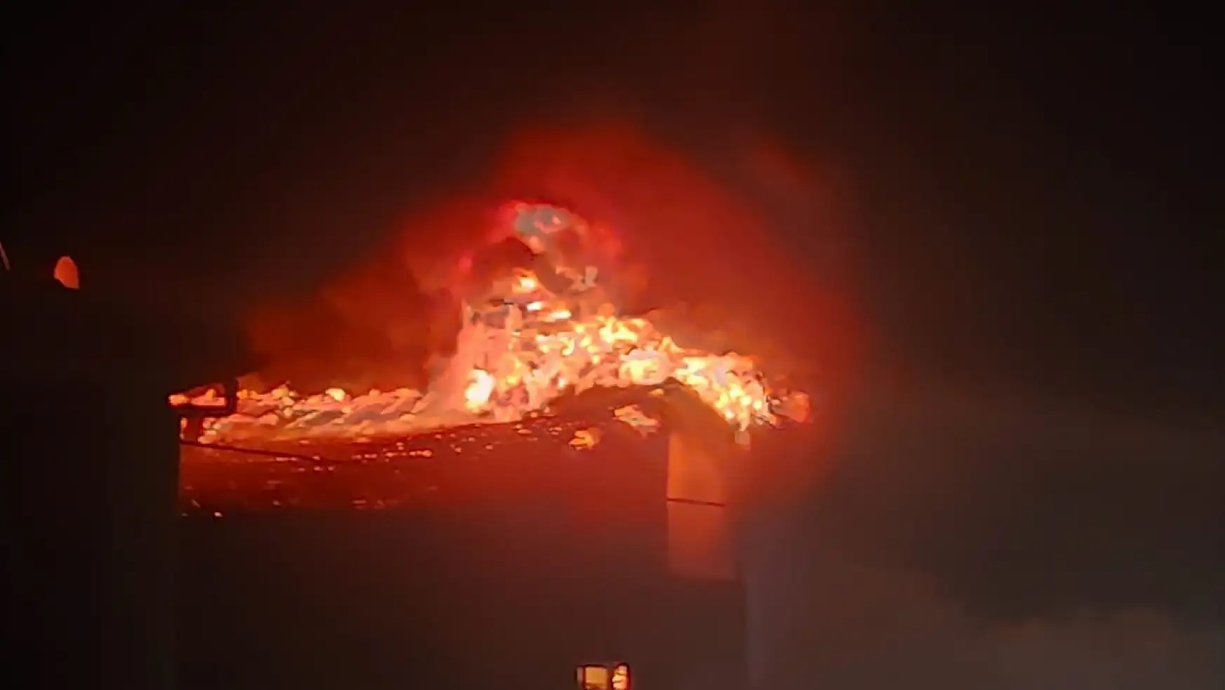 Malatya'da Korkutan Yangın: 2 Katlı Ev Küle Döndü