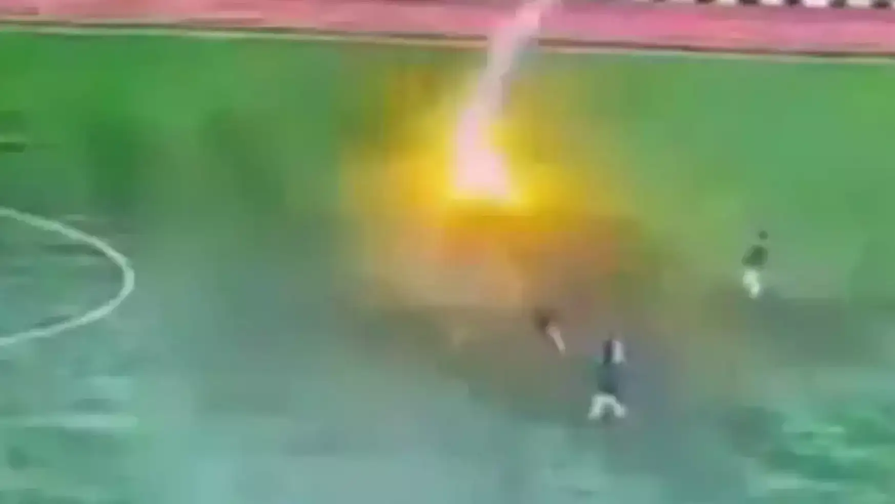 Öğrenciler Futbol Oynarken Üzerlerine Yıldırım Düştü